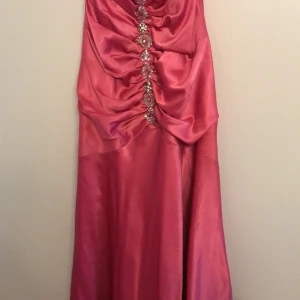 Festklänning  - Jätte söt festklänning enkel och fin. Som ny använd en gång. Pris kan diskuteras vid snabb affär.