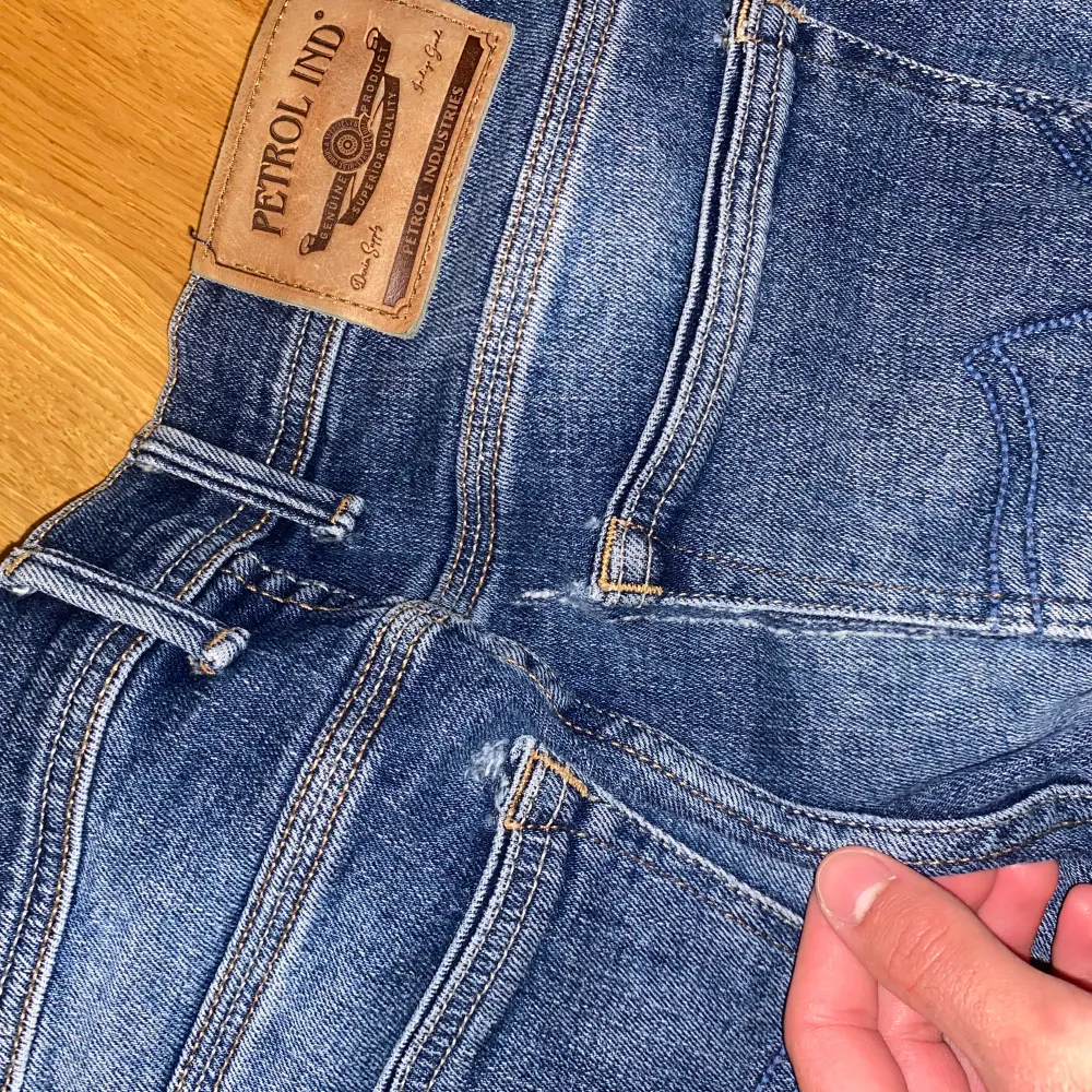 Väldigt snygga jeans med snygg tvätt i modellen regular fit Riley. Sömnen har gått upp på bakre vänster ficka men det syns knappt och går lätt att sy👍🏽. Jeans & Byxor.