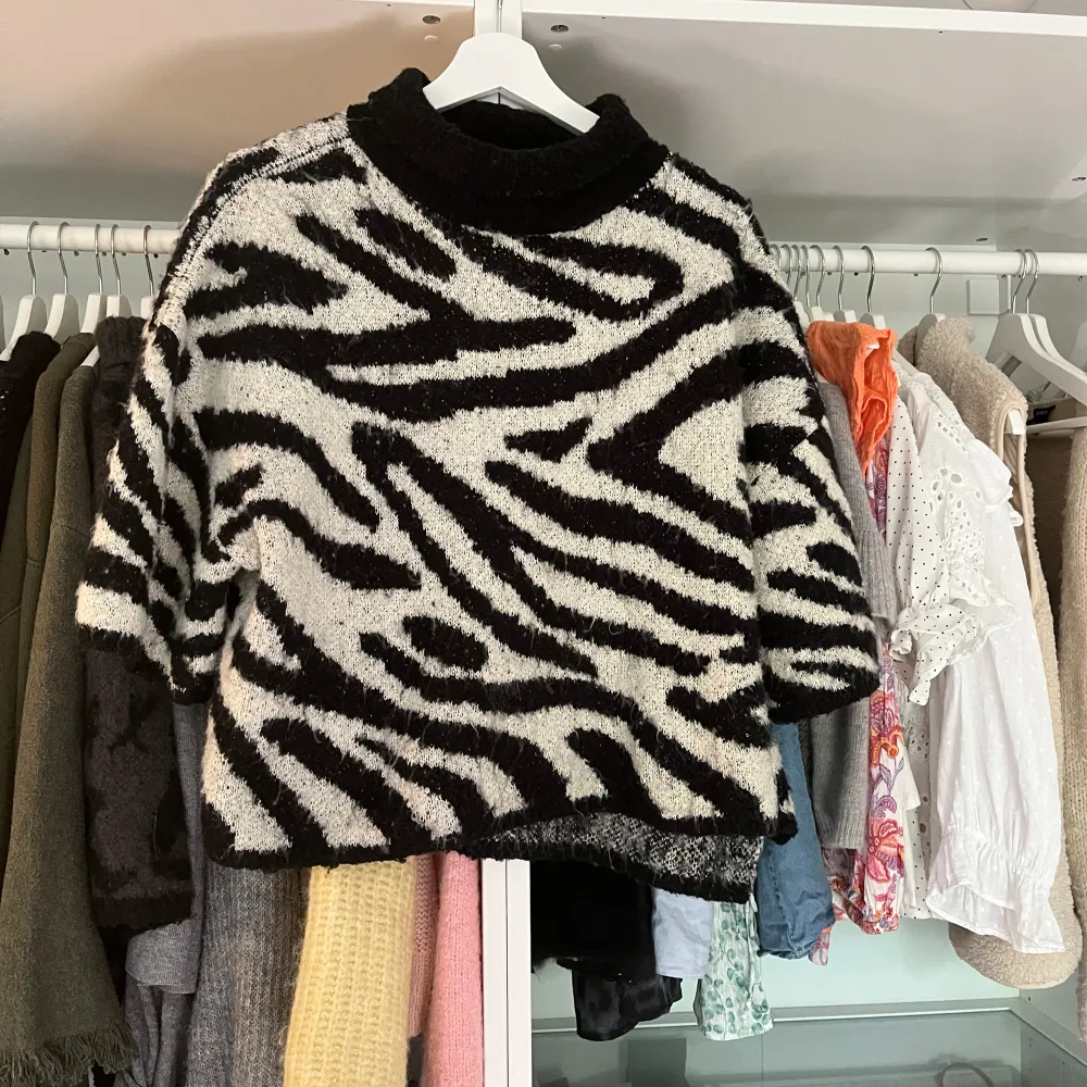 Super snygg och cool zebra tröja! Eftertraktad och säljs ej längre😍😍 priset kan gö att förhandla . Stickat.