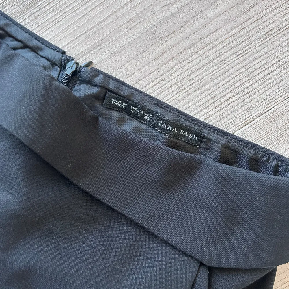 Jättesnygga svarta shorts från Zara!🌸 Använda fåtal gånger och i superbra skick✨🤗. Shorts.