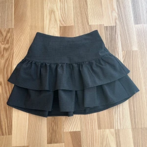 Kjol - Köpt för ett tag sen men aldrig använt den så säljer nu :) kan frakta samt mötas upp i Stockholm☺️