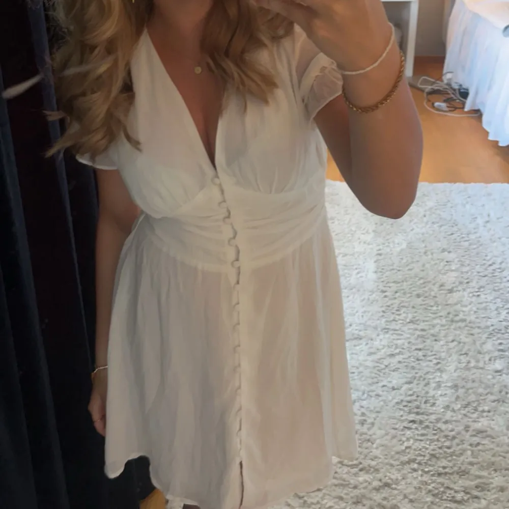 så fin sommarklänning som passar perfekt till sommaren och skolavslutning☀️. Mekot.
