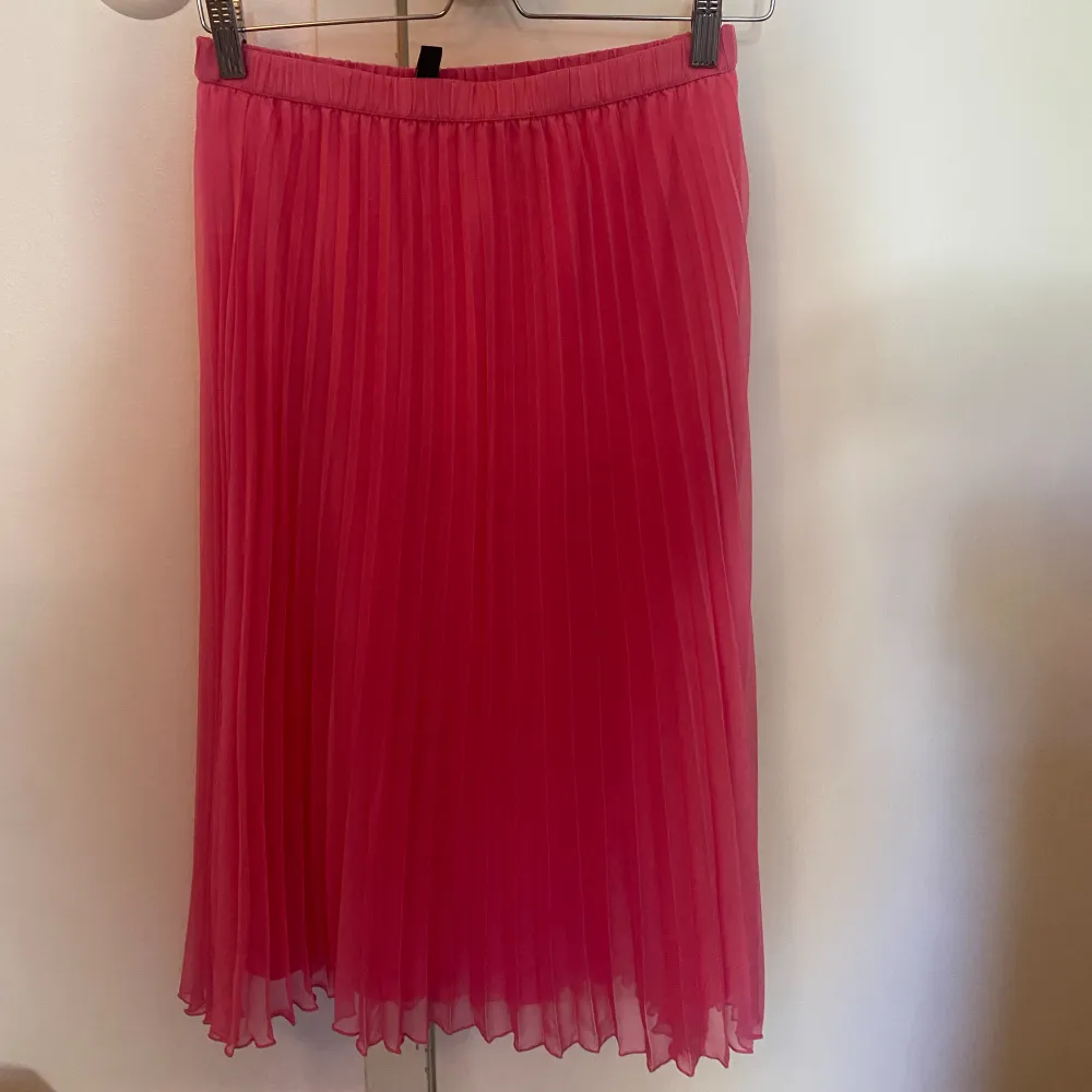 Jättefin plisserad kjol från hm i storlek S. Använd fåtal gånger och är i fortfarande i nyskick. . Kjolar.