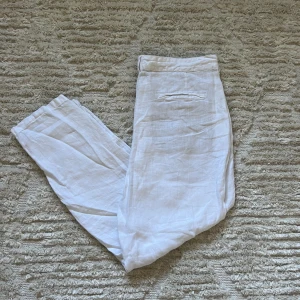 Zara Linnebyxor i 100% linne - Jättefina linnebyxor från Zara gjorda på 100% linne. Använd fåtal gånger och i jättebra skick! Storlek 44. Nypris runt 500kr, mitt pris 349kr.😊