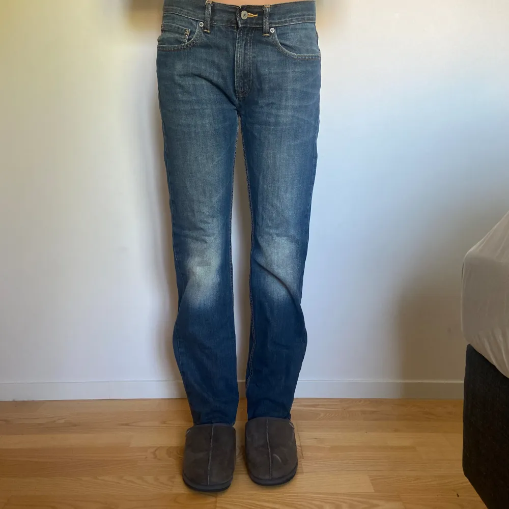 W 31 L 32 lågmidjade jeans. Bra skick och sitter jättesnyggt. Kan mötas upp i Sthlm annars tillkommer pris för frakt.. Jeans & Byxor.