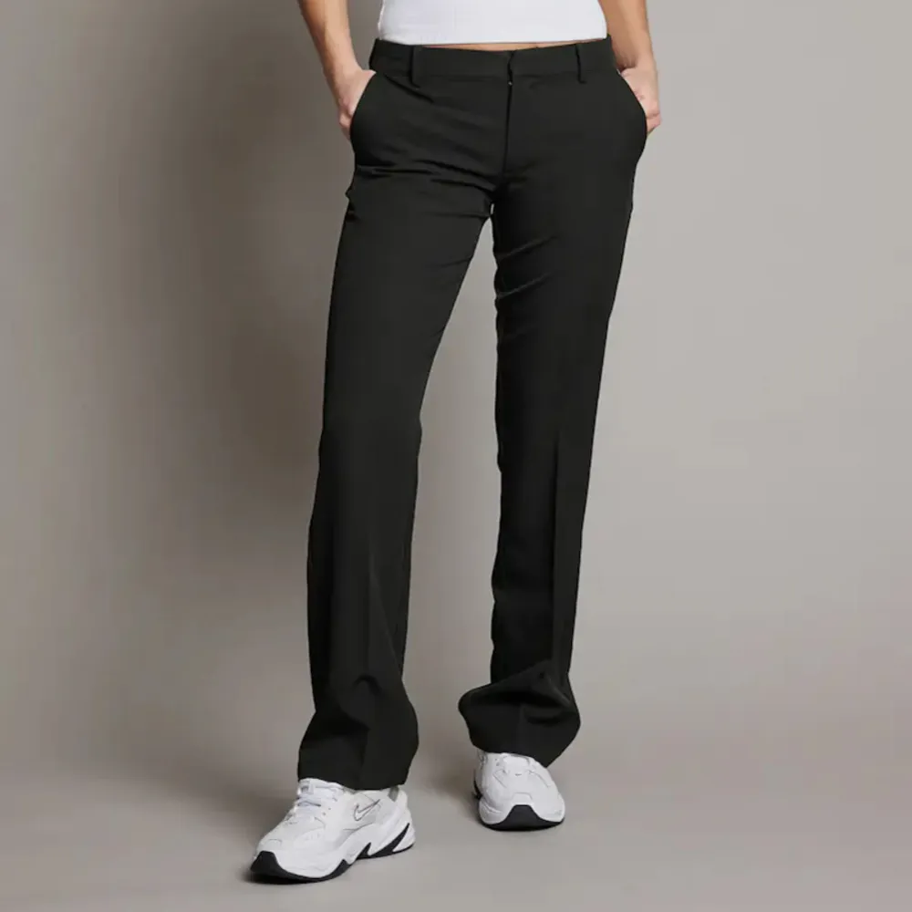 Jag säljer mina svarta kostymbyxor från bikbok i modellen Vera! Dom är lågmidjade och normal längd, dom har inga defekter och är i bra skick🩷. Jeans & Byxor.