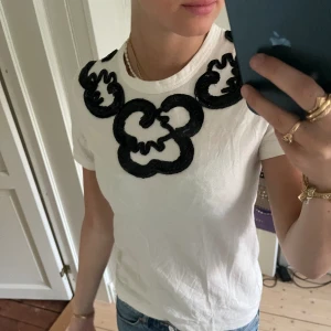 T-shirt med tryck - T-shirt från Marc by Marc Jacobs med tryck/ broderade paljetter. Storlek XS. Använd väldigt få gånger men köpt för några år sedan. Pris går att diskuteras! Kan möta