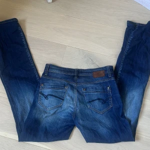 Mavi jeans - Ett par jätte fina jeans från Mavi i modellen Mona som tyvärr är för små för mig