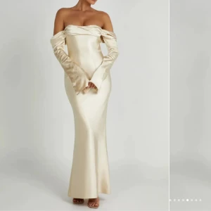 Balklänning  - Säljer en balklänning frản Meshki som  är använd en gång i storlek xxs. Passar de som är xs/s. Lappar finns kvar!