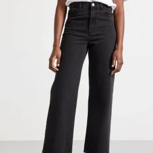 Högmidjade vida jeans - Högmidjade jeans från Lindex  Ganska andvända därför lågt pris Storlek 44/L (Köpare står för frakten) 