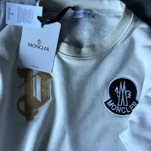 Säljer den här skit snygga Moncler X Palm Angels sweatshirten, kommer med tags och är inte helt hundra på om den är äkta men den borde vara det.
