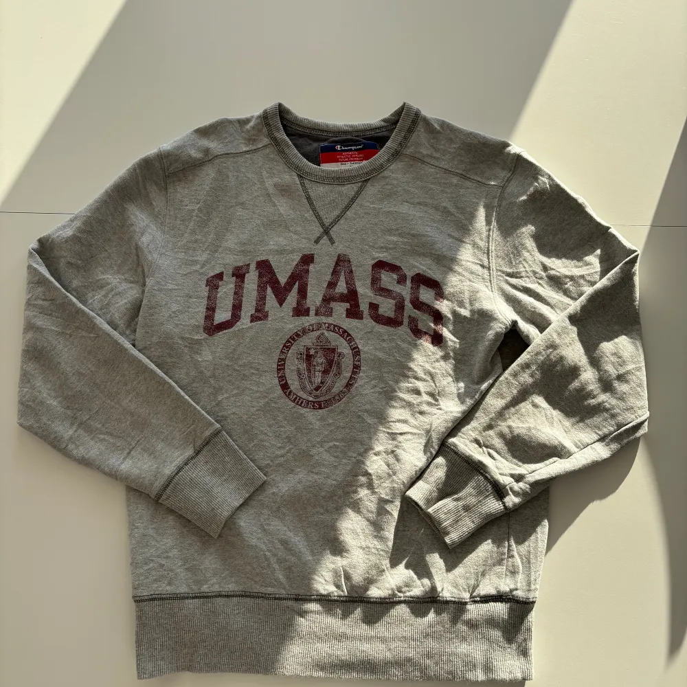 Säljer en superfin sweatshirt från champion med Umass tryck. Storlek M.. Tröjor & Koftor.
