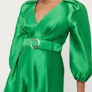 Jumpsuit Dam Fest - Snygg jumpsuit inköpt i Australien på Sheike! Poppig grön färg! Mycket god kvalitet, använd endast en gång. 