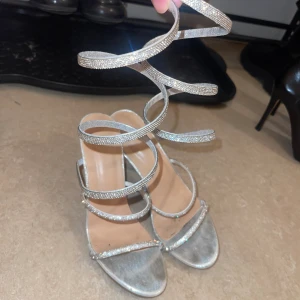 Fest klackar - Skit snygga klackar med glitter band. Perfekt till bal, fest och utekvällar. Bra skit, klistret är fortfarande på under skorna så de är som nya om man tar bort klistermärket. 