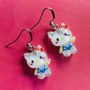 Hello kitty örhängen  - Hello kitty örhängen ❤️  Nickelfria krokar.  Kan hämtas i Hornstull eller skickas. 