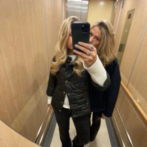 Trekvartsärmad Jacka - Jättefin trekvartsärmad jacka. Den är herno liknande och är en perfekt jacka till våren och sommaren. Hör av er vid frågor eller intresse💕 Tryck på köp nu