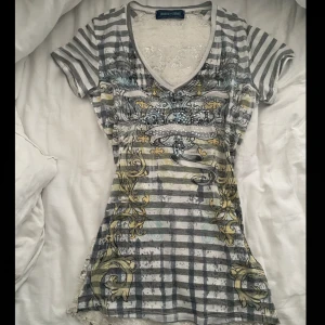 Vintage t-shirt - As fin tröja som följer dig med kroppen med spets rhinestones o detaljer vintage piece perfekt till sommaren 🤍🪽 