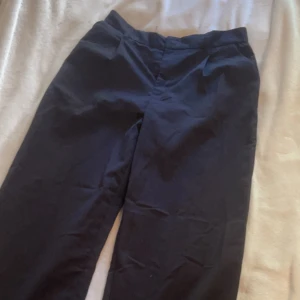 Kostymbyxor - Svarta kostymbyxor. (OBS: Söndrig kamera därav de suddiga bilderna)
