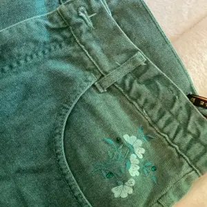 Gröna Jeans med blommig detalj. (OBS: Söndrig kamera därav de suddiga bilderna)