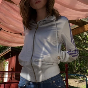 Missyelliott hoodie - Adidas X missyelliott jätte bra skick utan skador eller slitningar kollektionen gjordes i ett visst antal tidigt 2000tal och säljs inte längre. Silvrig med lila och guldiga detaljer