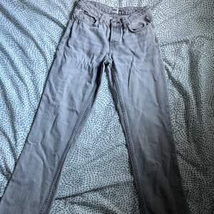 Säljer mina grå icon straight jeans från Lager 157 då de inte passar mig längre. De är i okej skick och har använts en del innan. Jeansen har inte dragkedja utan fler knappar som stänger byxorna.  (Skriv för fler bilder på osv🤍)