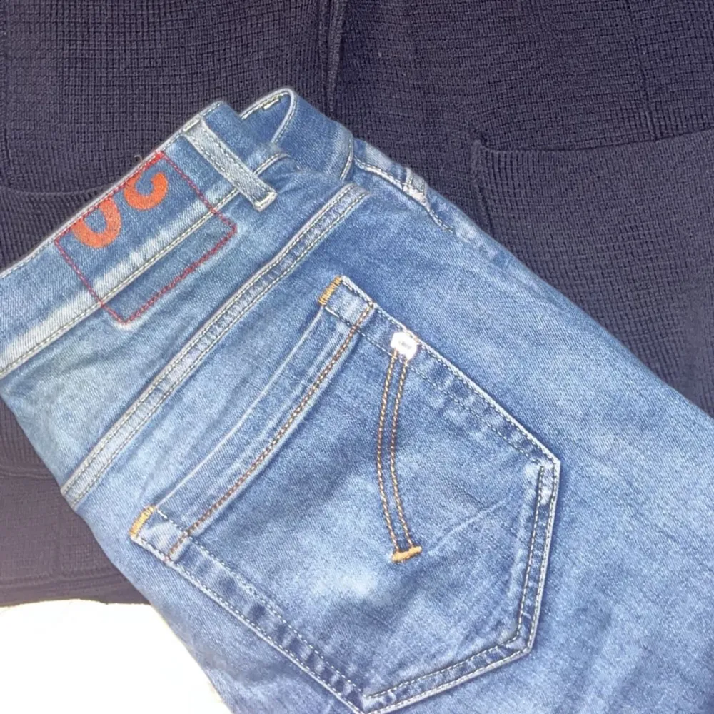 Tja, säljer nu dessa jeans ifrån Dondup i modellen ”George”. Storlek 30 men passar större! Slitningar ingår i modellen, bra skick! Hör av dig vid funderingar// Ville. Jeans & Byxor.