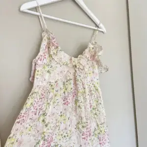Söker denna klänning i xs/s💗 Kontakta mig om ni vill sälja!