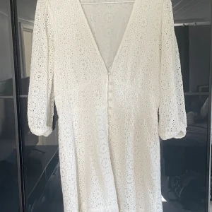 Vit sommar klänning - Säljer denna super fina klänning som jag bara använt en gång på skolavslutningen, säljer pågrund utav att den inte kommer till användning💗