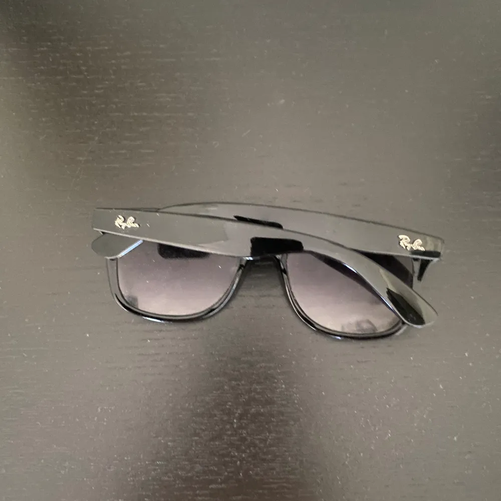 Tjena säljer nu Rayban solglasögon i modellen ”wayfarer”. Höger båge är väldigt skev, därav priset. De sitter mycket skevt men det brukar alltid finnas någon som själv vet hur man fixar ett sådant problem! Överlag är det inga repor. PM vid ev.frågor!. Övrigt.