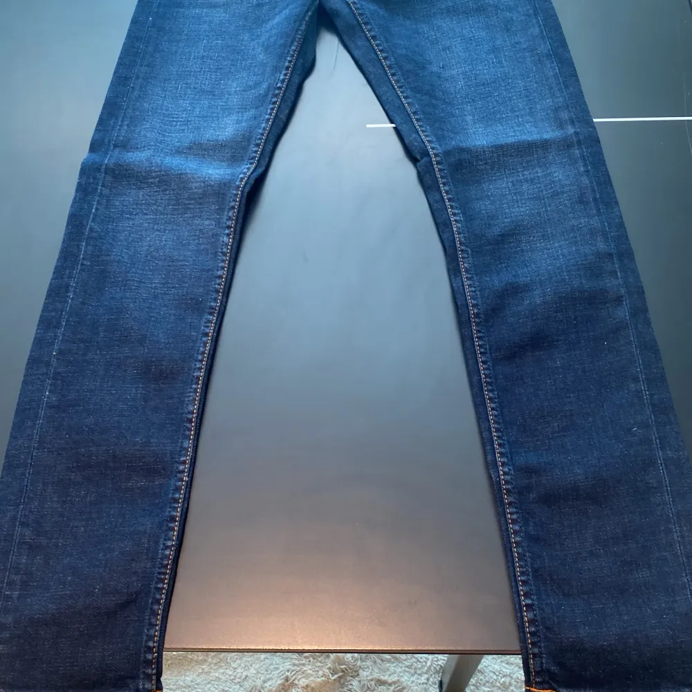 Tjenare! Säljer ett par klockrena Nudie jeans i storleken w27 och L32. Skriv hur lång du e och hur mycket du väger så kan jag bedöma om dem skulle passa! Skriv gärna för fler bilder eller om ni har några frågor! 😁☀️. Jeans & Byxor.