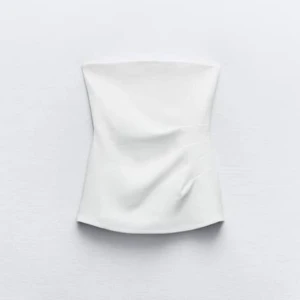 Zara Vit bandå festtopp  - Funderar på att sälja denna fina festtopp från Zara! Köpt i sommras och är i fint skick. Den är lite räfflad i mitten och ger fin figur🤍🙌🏻(det är samma som cassi har på bilden!)