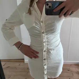En jättefin skjortklänning från Zara i linneblandning. Perfekt nu till sommaren 🌸🌸 Använd en gång. 