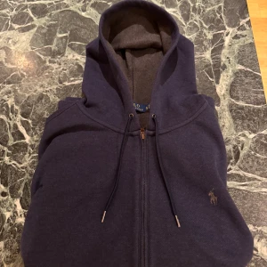Ralph Lauren Full Zip - Hej! Jag säljer nu min Polo Ralph Lauren Full Zip, då den inte passade mig. Tröjan är endast använd ett fåtal gånger och är i ett väldigt gott skick!  Hör av er vid frågor och funderingar Mvh Linus