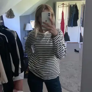 Svart och vitrandig sweatshirt från Zara