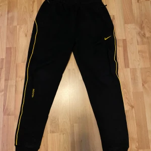 Nocta Nike byxor  - Säljer ett par Nocta / Nike byxor. Använda några gånger men inga fel 10/10 skick. Storlek S men passar XS också