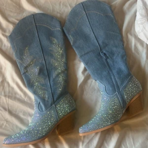 Jeans boots - Helt perfekta jeans boots med massa rhinestones.  Storlek 37, men förstora på mig som vanligtvis har 36/37, så de passar något emellan 37/38. Skriv vid intresse!💓💓