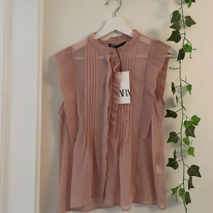 Rosa Zara Blus - Superfin rosa/beige blus från Zara, aldrig anväd med lappen kvar! Storlek Xs🌸 