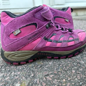 Rosa vandringskängor - Ett par gulliga merrell vandringskängor i storlek 34. Skorna är vattentäta med selectdry teknologi. Skorna är använda, defekter visas av bilderna.