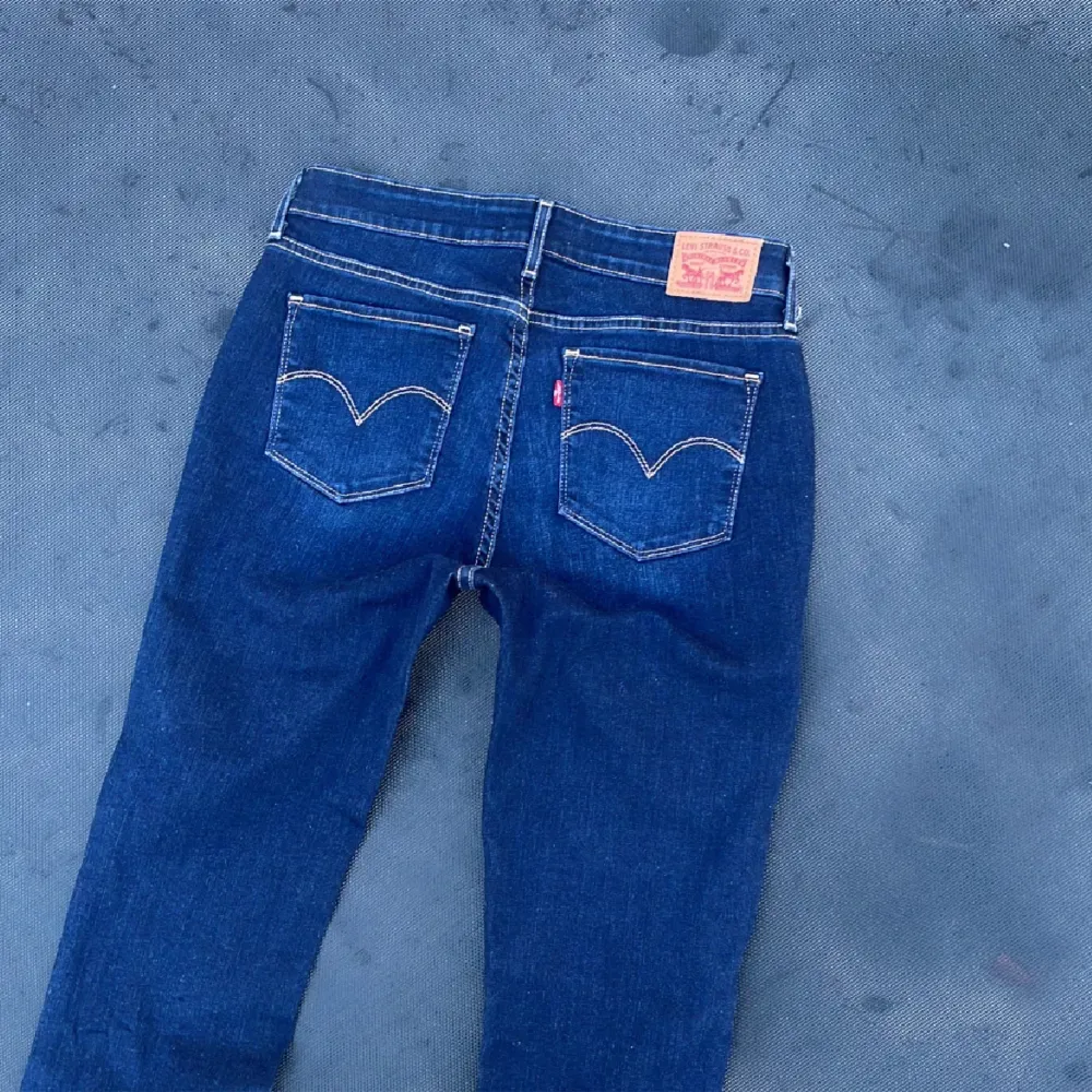 Levis bootcut jeans i storlek 30! lånad bild, inte samma jeans men liknande. Modellen heter 715 bootcut, dom är ungefär midwaist. Fint skick! Midjemått: 76 cm + stretch  || Innerbenslängd: ca 78 cm ⭐️. Jeans & Byxor.