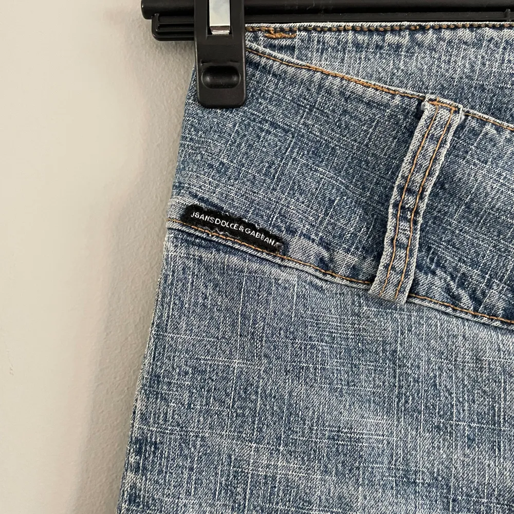 Säljer dom här super snygga lågmidjade jeansen då dom är för små för mig💓 Vet inte rikgit vilken storlek men kolla sista bilden💓En knapp är borta men det är lättlöst om man vill ha en 💓. Jeans & Byxor.