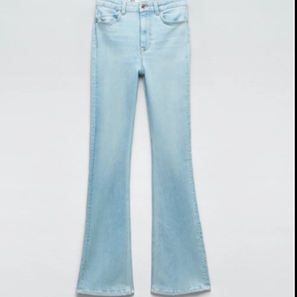 säljer dessa blå bootcut jeans från zara, aldrig använda💛🩷. Jeans & Byxor.