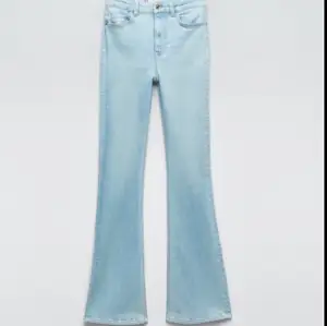 säljer dessa blå bootcut jeans från zara, aldrig använda💛🩷