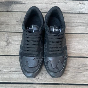 Valentino rockrunners - Ett par valentino rockrunner som är storlek 42 men passar 43. Om ni undrar någonting är det bara att skriva ✍️✅ Pris kan diskuteras vid ett snabb affär⭐️