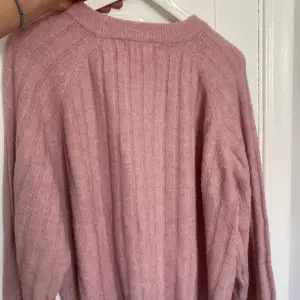 Stickad rosa tröja 🙌🏼💕 väldigt fin  och knappt använd. Möts i Göteborg eller fraktar. Storlek s 