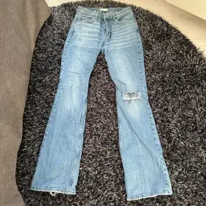 Säljer mina jeans från Gina 💕 jätte fina och lågmidjadd o även Boozt cut 