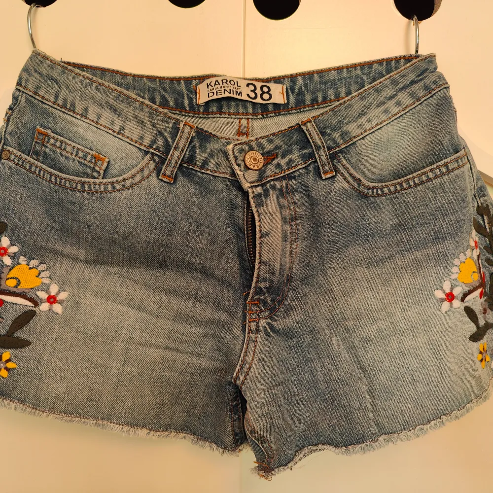 Very good condition  Flower figures on the sides. Shorts.