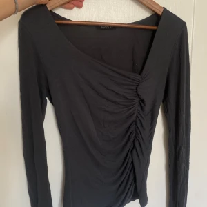 Fin tröja från missäy. Grå  - Grå tröja/ topp från missäy. Den ser typ randig ut på bilden men den är ej det i verkligheten. Den är bara helt grå. Väldigt fin passform. Missäy. Storlek s. Kroppad 