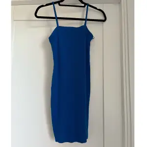 Blå kort klänning med tunna axelband Bra skickar 