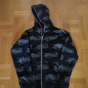 Fet hoodie en hel zip upp - Jätte snygg men växt ur den så nu säljer jag den priss kan diskuteras 