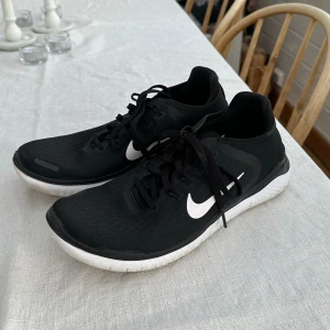 Nike träningsskor - Säljer dessa jättefina träningsskor ifrån Nike. Dem är endast använda tre gånger så dem är som nya. Stel 41 men passar mig som har 39/40 så väldigt små i storleken. Köpta för 1299kr